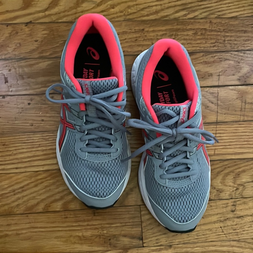 Women sneakers like new size 7